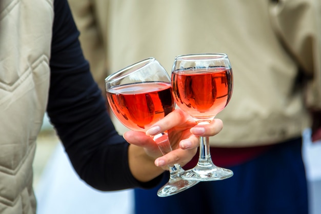 Zwei Gläser Wein in der Frauenhand