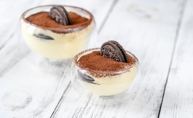 Zwei Glasschalen Dessert mit Keksen und Frischkäse