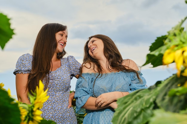 Zwei glückliche Frauen, die auf Maisfeld lachen