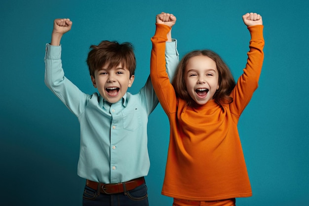 Zwei glückliche Kinder lächeln und lachen auf blauem Hintergrund