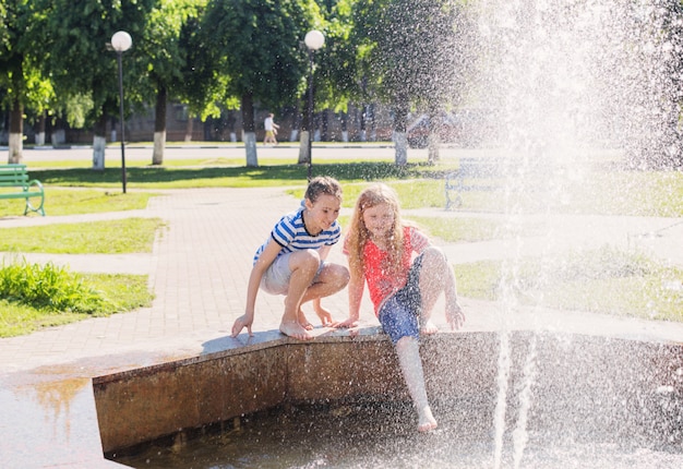 Zwei glückliche Mädchen am Brunnen