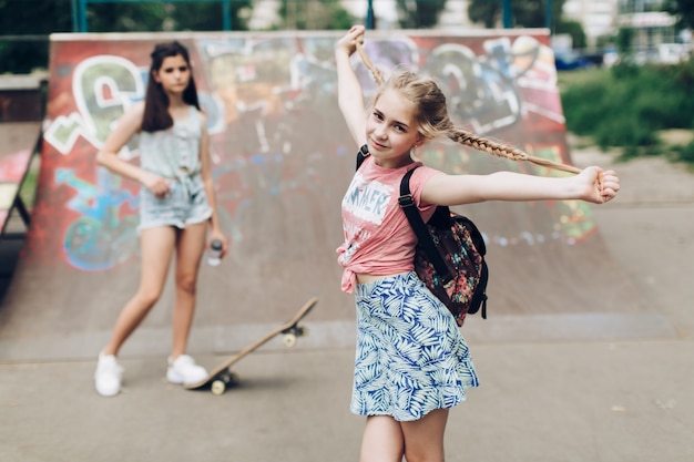 Zwei glückliche Mädchen modellieren