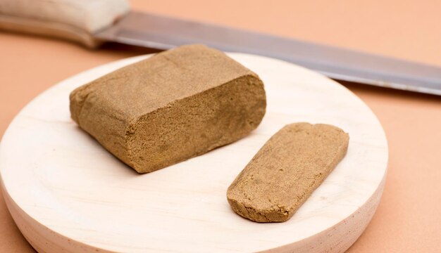 zwei große Portionen Haschisch auf Holz mit braunem Hintergrund der Messerklinge