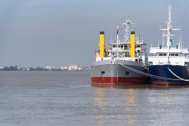 Zwei große Schiffe legten im Hafen an