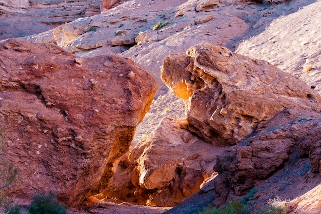 Zwei große Steine aus den roten Felsen bilden einen Bogen und gelangen zur Charyn-Schlucht. Kasachstan