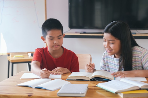 Zwei Grundschulkinder lernen zusammen.