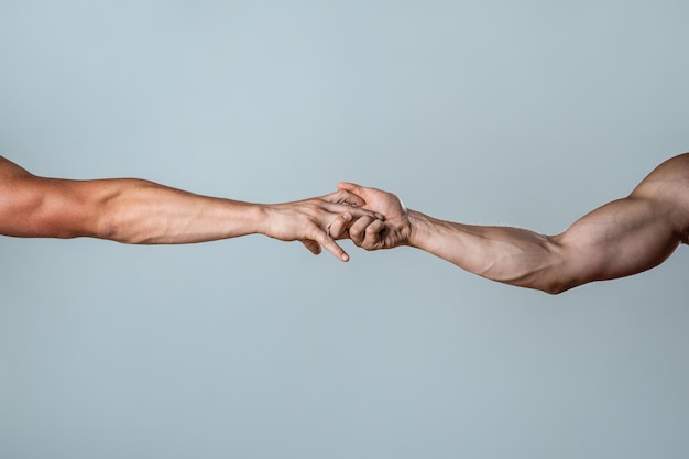 Foto zwei hände helfen arm freund teamarbeit hilfende hand konzept und international