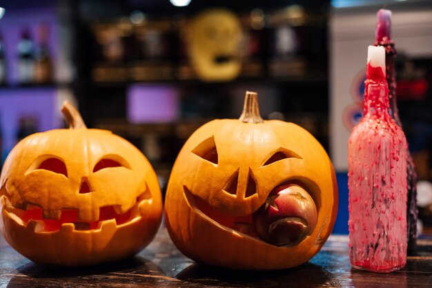 Zwei Halloween-Kürbislaternenkürbise am Herbst