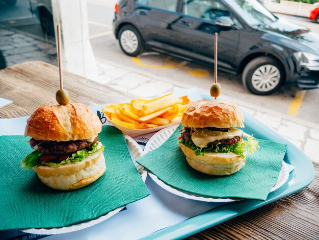 Zwei Hamburger auf einem Tablett in einem Café-Burger-Café in Split auf der