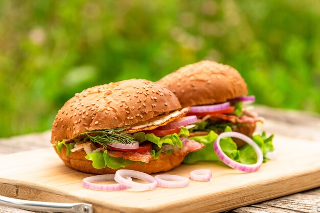 Zwei Hamburger auf Tafelholz in der Natur