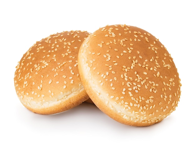 Zwei Hamburgerbrötchen mit isoliertem Sesam auf weißem Hintergrund