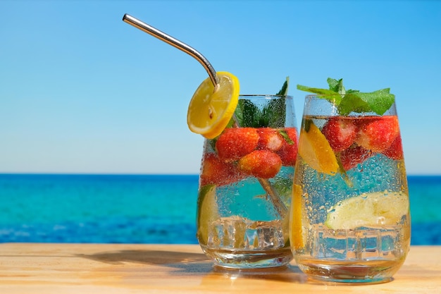 Zwei harte Selterscocktails am Sommerstrand