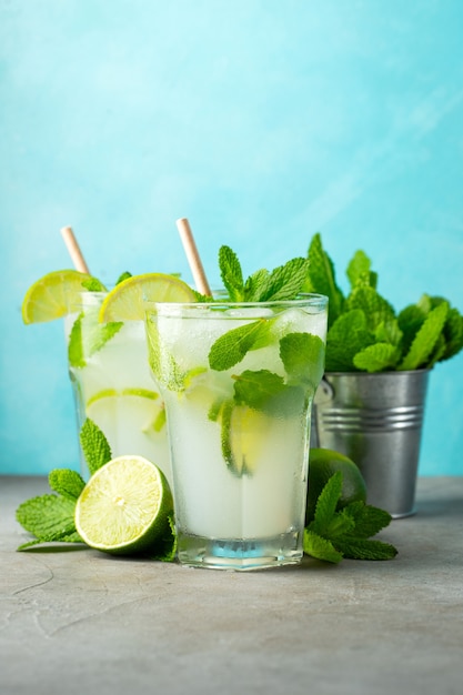 Zwei hausgemachte Limonade mit Limette