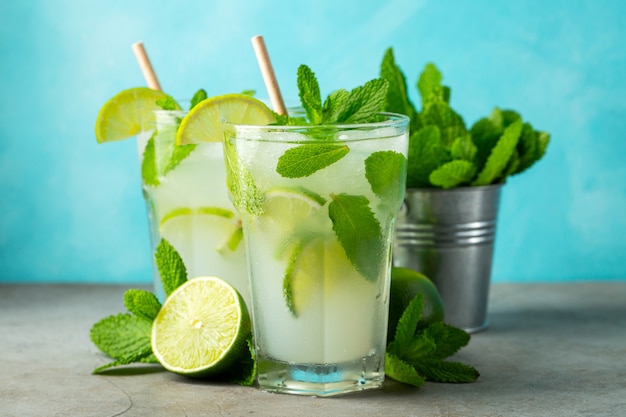 Zwei hausgemachte Mojito-Cocktail mit Limette