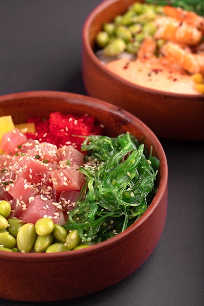 Zwei hawaiianische Poke Bowls mit Thunfisch und Garnelen