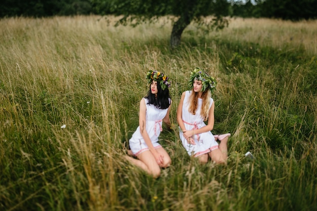 Zwei heidnische junge Mädchen slawischer Freundschaft. Frauen in traditionellen russischen Kostümen.