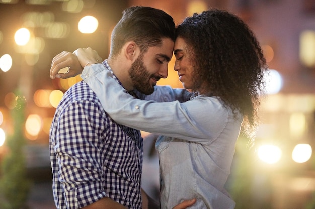 Zwei Herzen in der Stadt Aufnahme eines liebevollen jungen Paares bei einem Date in der Stadt