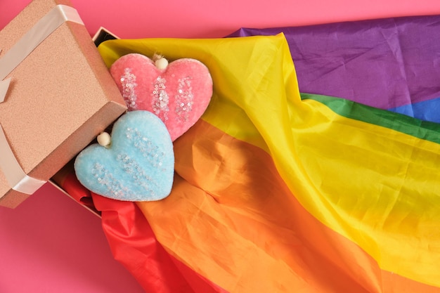 Zwei herzen regenbogenfahne symbol des lgbt in box valentinstag konzept romantik für gleichgeschlechtliche paare