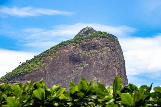 Zwei Hill Brother vom Stadtteil Ipanema in Rio de Janeiro aus gesehen