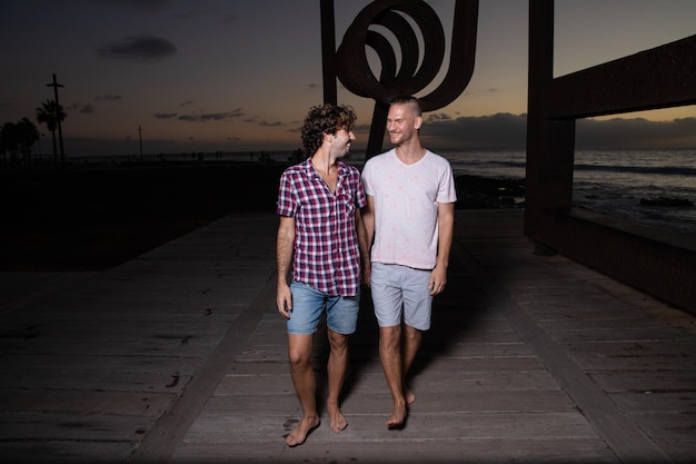 Zwei homosexuelle Liebende umarmen sich während ihres Urlaubs auf Teneriffa