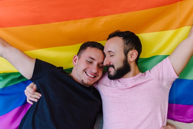 Zwei homosexuelle Männer halten eine LGBTI-Flagge