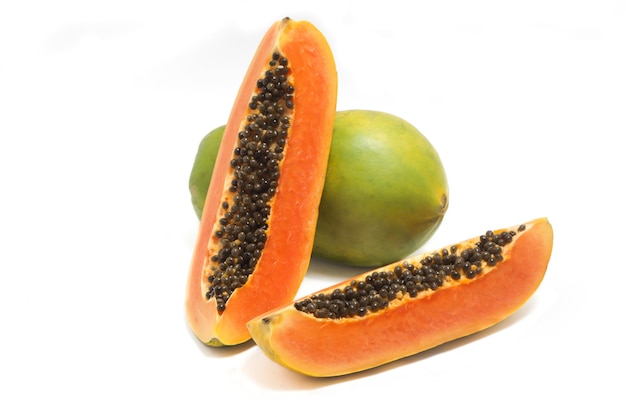 Zwei in Scheiben geschnittene und ganze frische Bio-Papaya, köstliche Früchte, Seitenansicht isoliert auf weißem Hintergrund