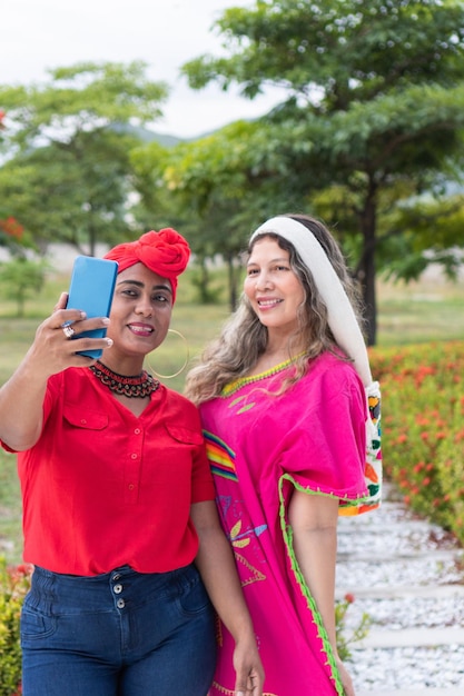 Zwei indigene Frauen machen ein Selfie in einem Park