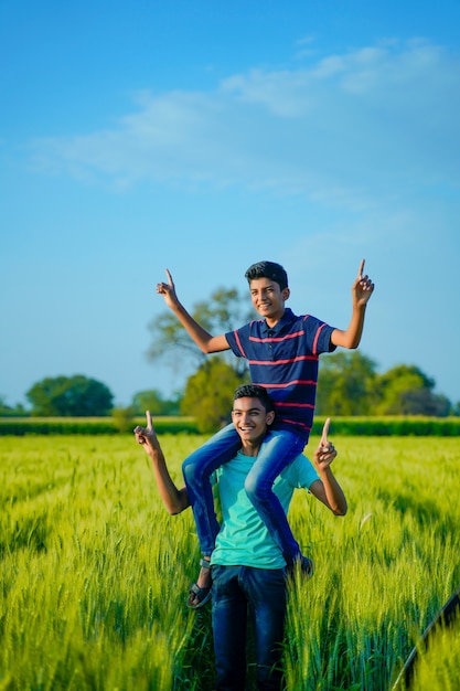 Zwei indische ländliche bruder spielen auf dem feld