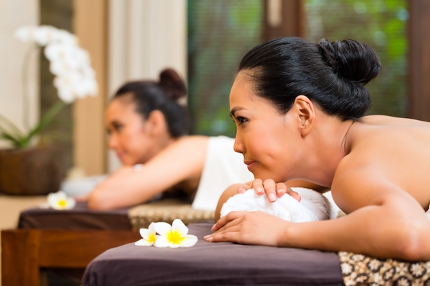 Zwei indonesische Frauen, die Wellnessmassage haben