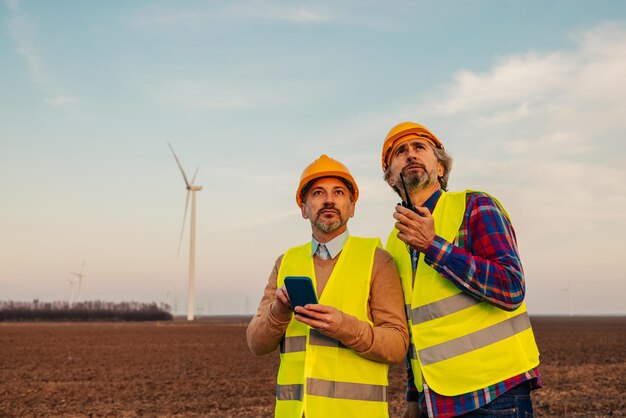 Zwei Ingenieure auf dem Windmühlenfeld