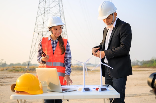 Zwei Ingenieure diskutieren Projektpläne auf der Baustelle