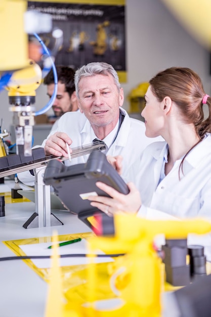 Zwei Ingenieure in der Fabrik sprechen über das Gerät