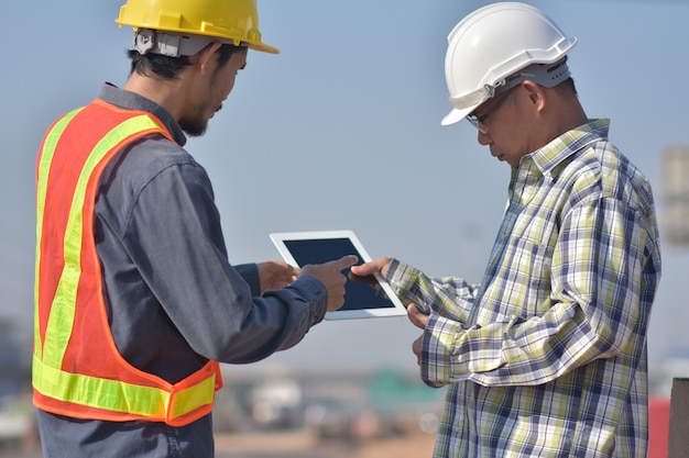 Zwei Ingenieure sprechen im Freien