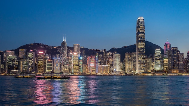 Zwei internationale Finanzzentren in Victoria Harbour in der Stadt während der Nacht