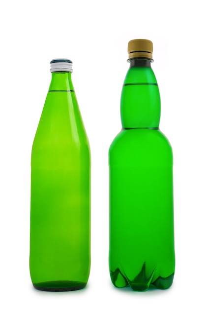 Zwei isolierte grüne Flasche