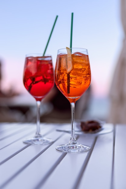 Zwei italienische Aperitifs am Meer bei Sonnenuntergang (vertikales Foto)