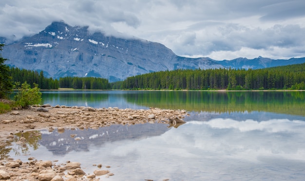 Zwei Jack Lake in Nationalpark Banff, Kanada am bewölkten Tag