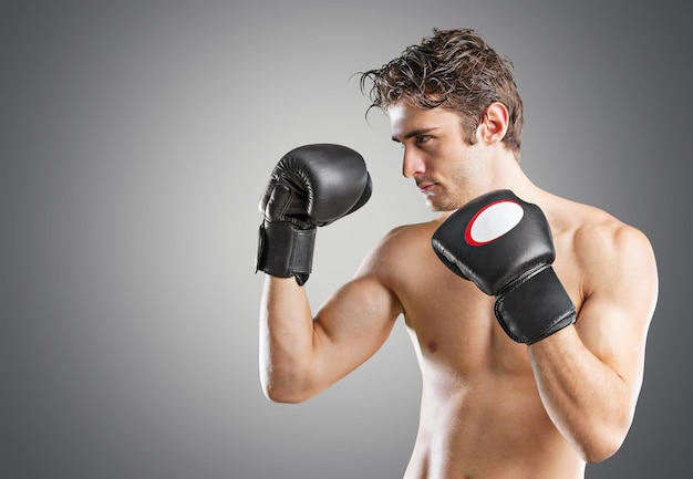 Zwei junge Boxer stehen sich in einem Match gegenüber