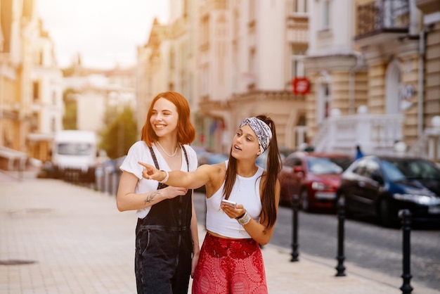 Zwei junge Frauen, die im Freien spazieren gehen und Spaß haben