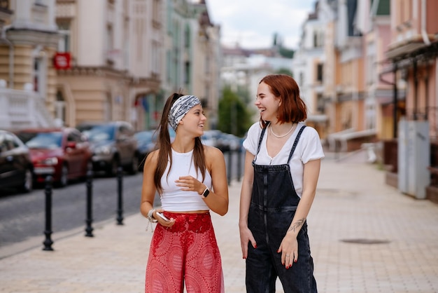 Zwei junge Frauen, die im Freien spazieren gehen und Spaß haben