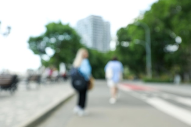 Zwei junge Frauen, die in der Stadt spazieren gehen, verschwommenes Foto