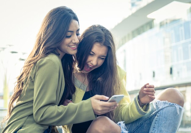 Zwei junge Frauen, die Spaß im Stadtzentrum haben