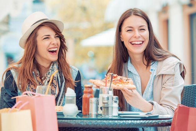 Zwei junge Frauen essen Pizza