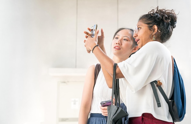 Zwei junge Frauen schauen gemeinsam auf ein Smartphone