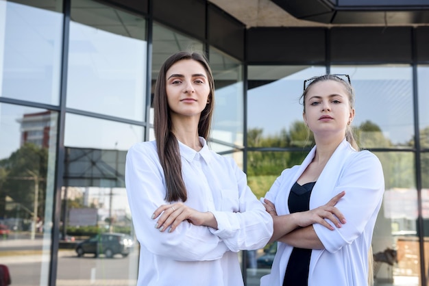 Zwei junge Geschäftsdamen verhandeln in der Nähe des Geschäftszentrums