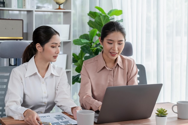 Zwei junge Geschäftsfrauen arbeiten gemeinsam im Büroarbeitsplatz Begeistert