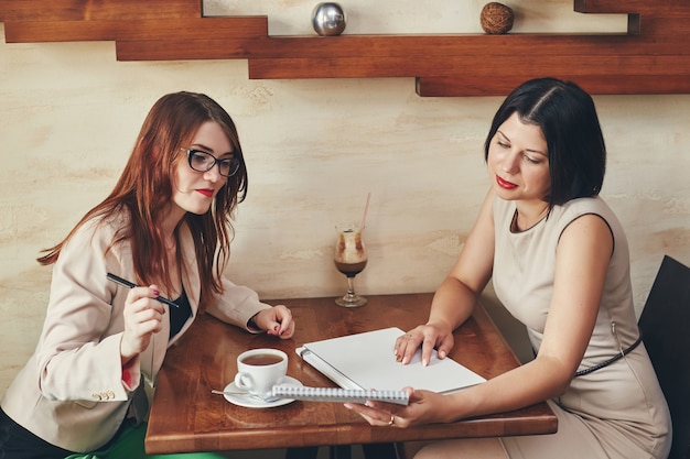 Zwei junge Geschäftsfrauen mit Notebook