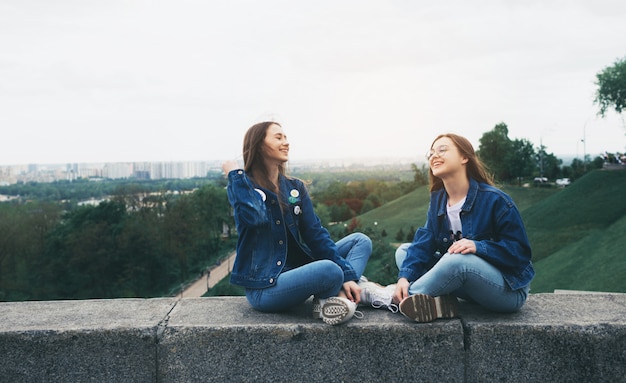 Zwei junge glückliche Freunde, die Spaß im Stadtpark haben