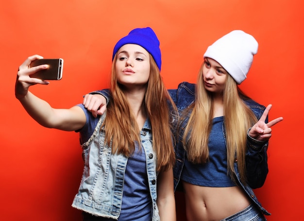 zwei junge Hipster-Freundinnen, die Selfie nehmen