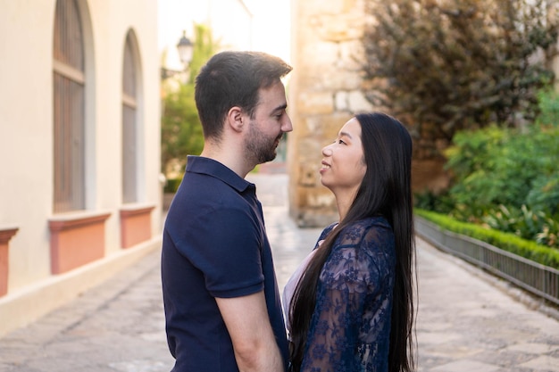 Zwei junge interracial Freunde in der Liebe. Asiatische und spanische Liebhaber. Valentin-Konzept